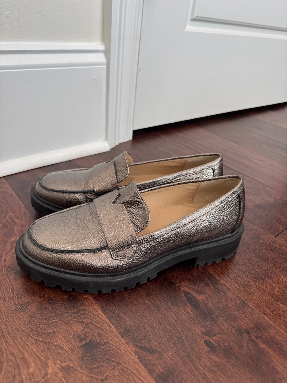 Banana Republic Women’s Vee St Pewter Platform Loafers Fashion Chic Style, 7.5